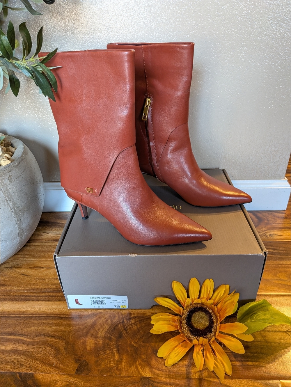 NWT! Franco Sarto Women's Brown Leather Bootie Size 7.5M - Picture 2 of 9
